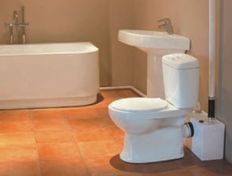 Туалетный насос Jemix STP-800 в санузле. Оснащен режущим механизмом-измельчителем